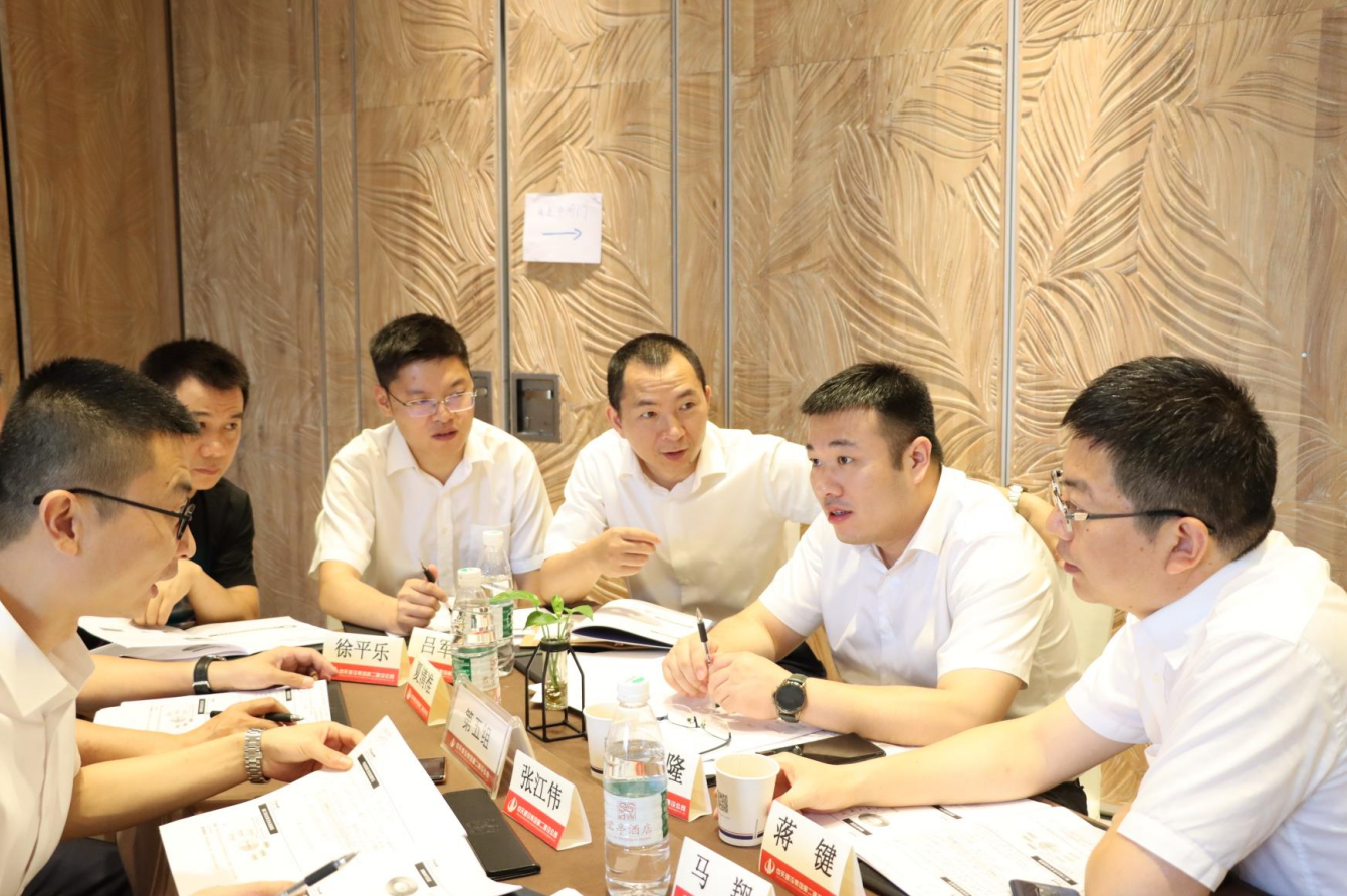 2021年6月25日-26日，东升国际二建组织开展了2021年中高层主管执行力培训。本次培训特邀清华、北大、上海交大总裁班讲师，中国企业家协会特聘高级讲师许晋老师进行授课。
