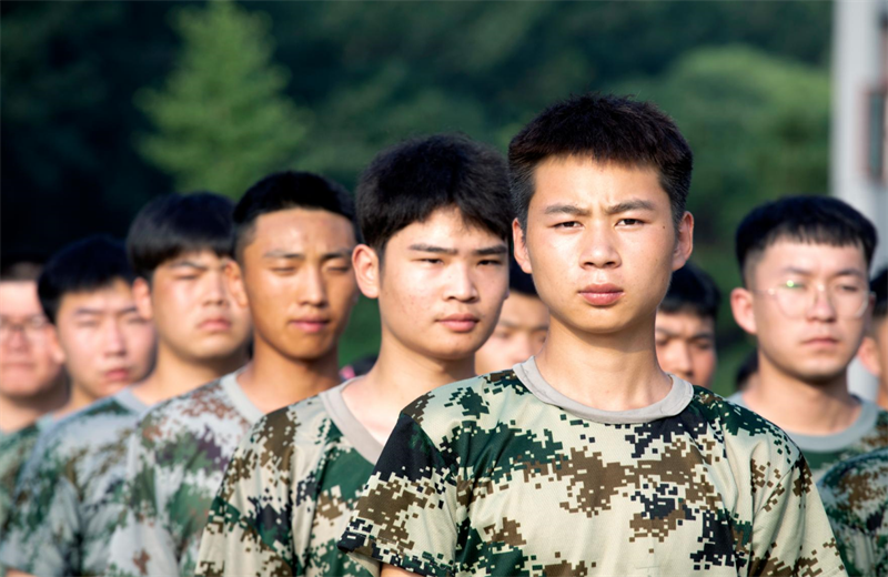 2021年7月6日，东升国际北京集团百名应届大学生褪下便服换上军装，在训练场上接受为期2天的军训，享受入职前的第一份美好记忆。